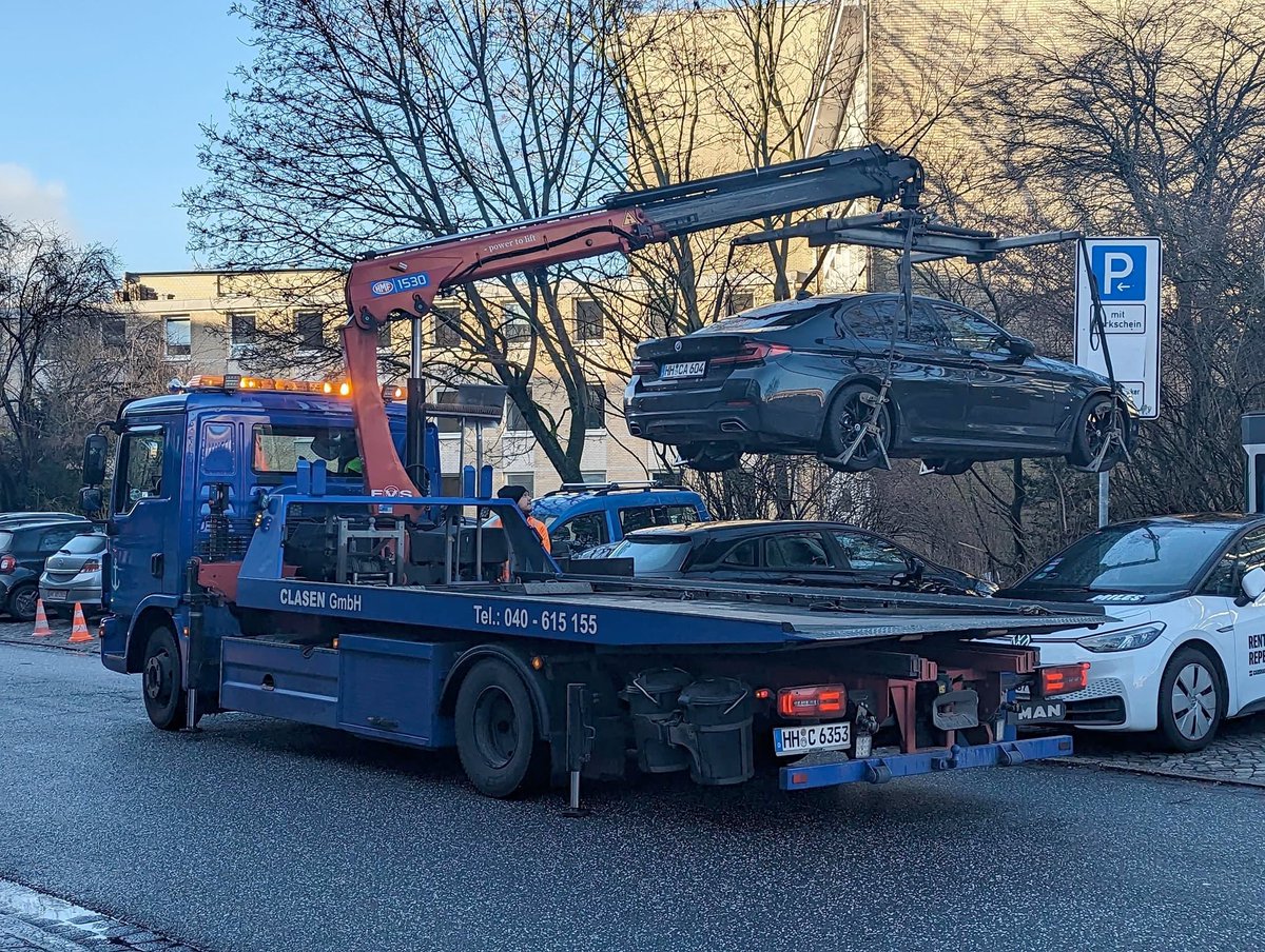 electricfelix's tweet photo. One more Siemens fast charger available in Hamburg for @stang2k!
#PHEV 
🇩🇪
#alwaysbecharging 

Photos by @JdeLorenz 📸 https://t.co/Zbkvpl2wH0