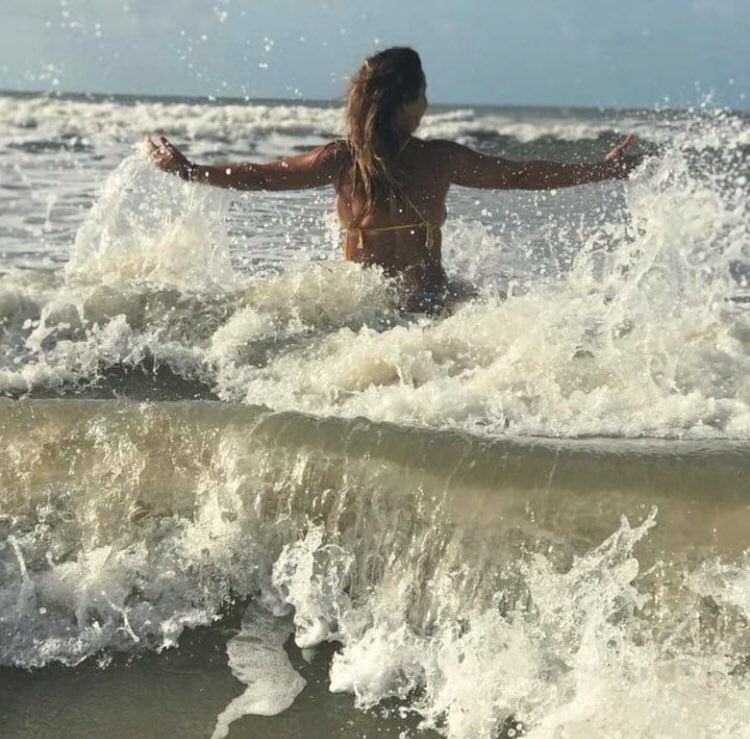 natashakenui_'s tweet photo. Dia de agradecer: “…alodé odocyaba minha mãe, mãe d’água, Odoyá…” 🧜🏼‍♀️🌊🪞🌹💎 https://t.co/syEIkA72yB
