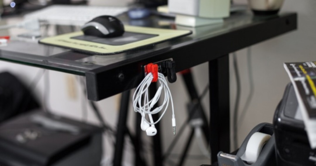 CloopBand's tweet image. Goodbye, cluttered desk! Hello, organized paradise with the help of the Cloop Chromed Base. 🤩 #cablemanagement #cloop