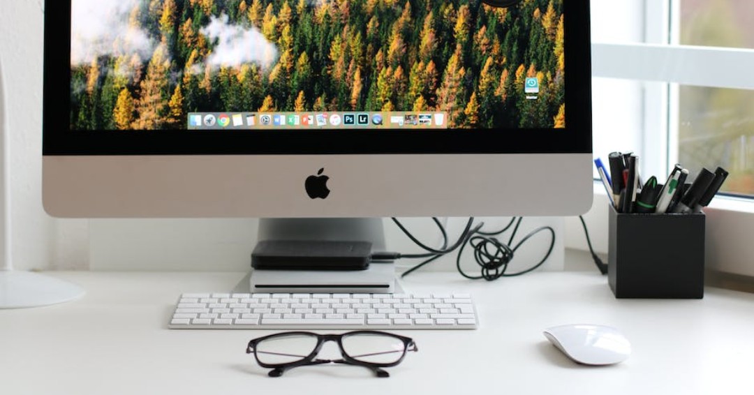 CloopBand's tweet image. Goodbye, cluttered desk! Hello, organized paradise with the help of the Cloop Chromed Base. 🤩 #cablemanagement #cloop