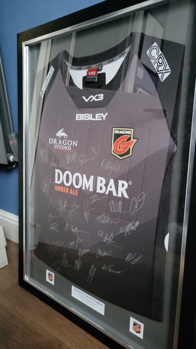 SamDickeson's tweet image. Took me so long to get framed you bloody changed your name @dragonsrugby @davidjusteat 😂😂😭😭

Well happy with it mind 😊