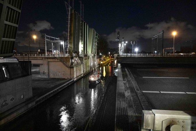 De sloop van de bedientorens is het einde van een tijdperk. “We bedienen nu de brug via camera’s vanuit een keet. Daarop zie je meer, je kunt makkelijker de hoek om kijken, je hebt zicht in de dode hoek en kunt sneller schakelen." https://t.co/7n7iaTDPuM