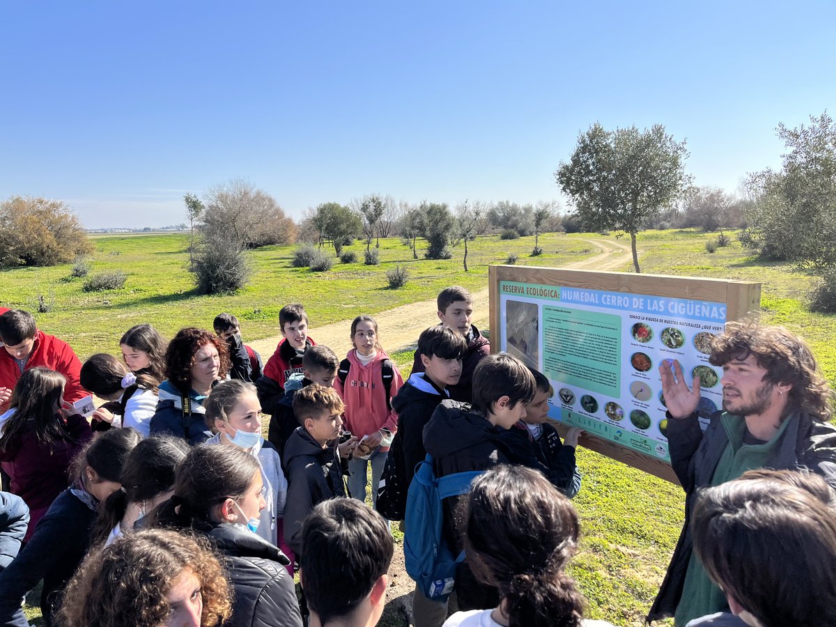 biogeodani's tweet photo. Hoy nos hemos llevado a los niños de #EducAves del IES Marismas a celebrar el
 #DiaMundialDeLosHumedales al Cerro de las Cigüeñas y el Brazo del Este, con la colaboración de la delegación de @MedioAmbAND de Sevilla y el grupo ecologista #ANEA. Un día de 🔟
#WorldWetlandsDay https://t.co/qpRQEheH0J
