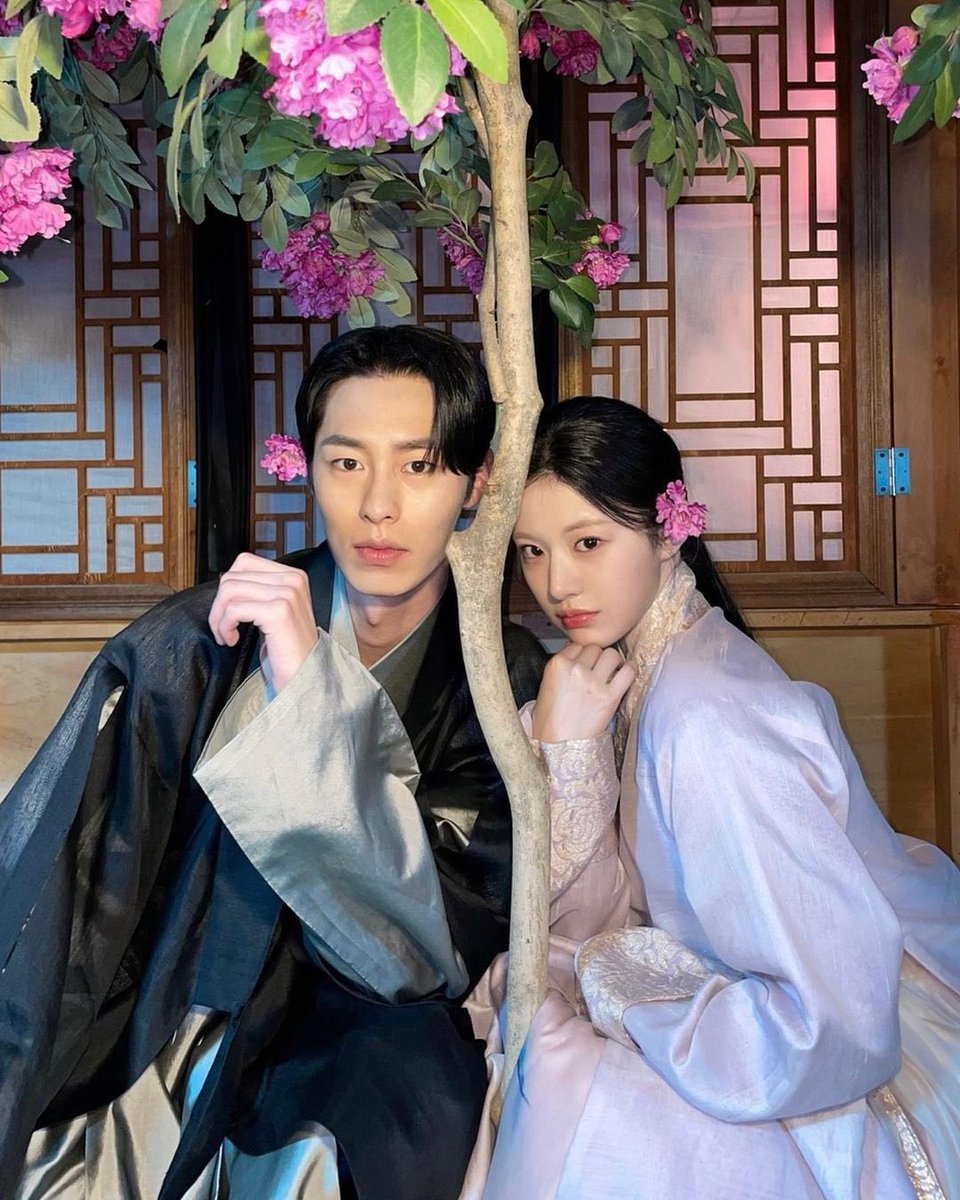 QLXTyson's tweet photo. ︎    
︎    
︎    
      ︎    ☘️   myerprimo.⠀    posted  
        ︎   SNS UPDATE — ISLA DE QLUIX
        ︎   Flowers, and the most beautiful.
        ︎   02032023   ¤   12:08PM 
︎
︎    
︎ https://t.co/EHbWYH2zA4