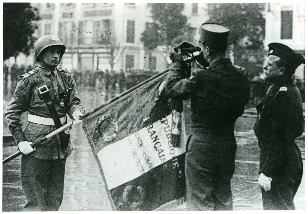 🦅 2 février 1946
Il y a 77 ans, à Pau, à l’occasion du 1er anniversaire de la libération de Colmar, le drapeau du 1er RCP recevait la fourragère aux couleurs du ruban de la croix de guerre 1939-45.
#Histoire2Terre #TradisMilis #Honneur #1RCP