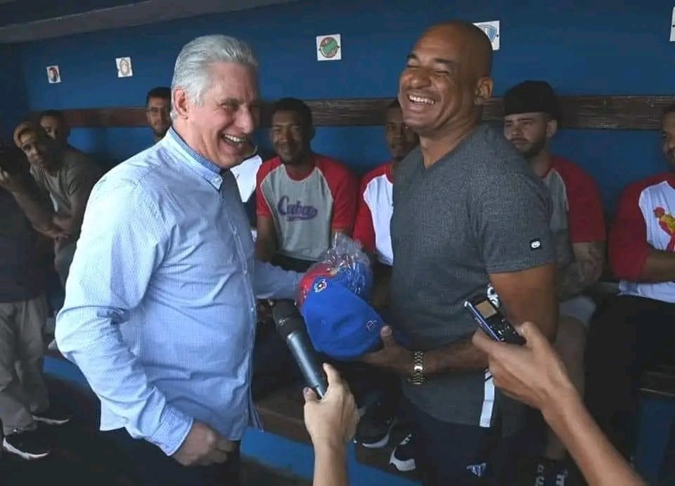 El presi se puso el traje del equipo C.U.B.A y fue a motivar a nuestros peloteros que van rumbo al Clásico.

ESOS SON LOS MÍOS 💪🏽⚾🇨🇺