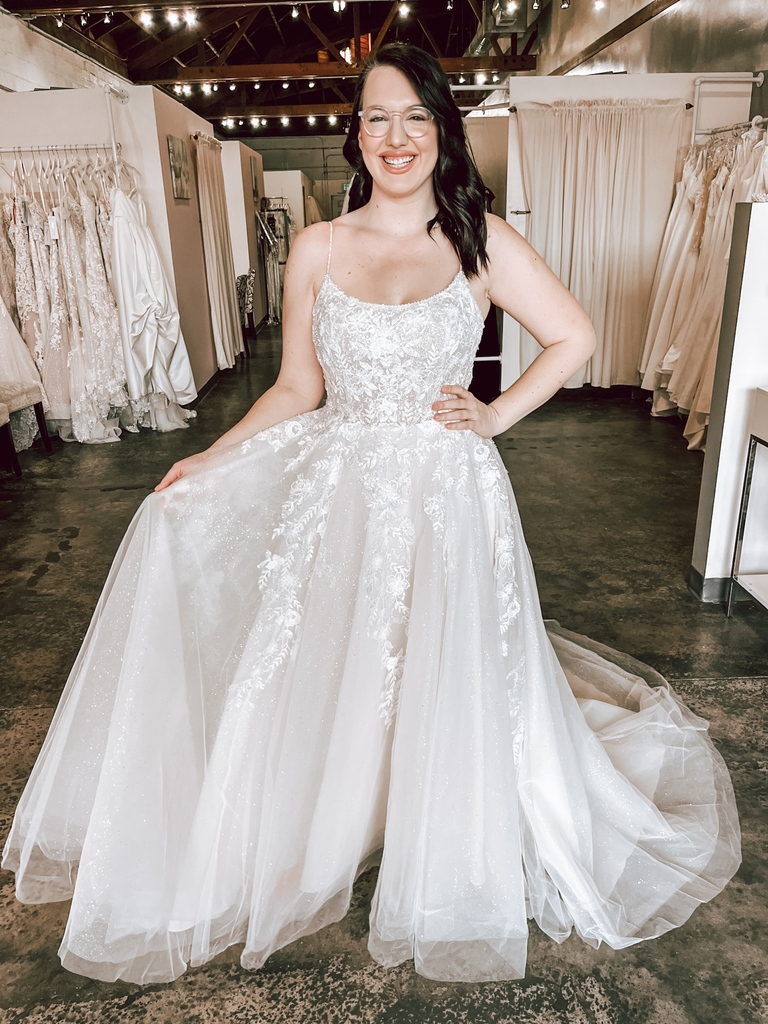 strutbridal's tweet image. 🦋 New DREAMY arrival! 😍 The details on this A-line are phenomenal. From the beaded bodice, scoop neckline, and unique glitter skirt, we love it all! ✨
#sizeincluesivefashion #curvybride #curvyweddingdress #bridalgown #weddingdress #curvybridalgown #labride #labridal