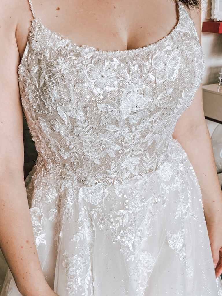 strutbridal's tweet image. 🦋 New DREAMY arrival! 😍 The details on this A-line are phenomenal. From the beaded bodice, scoop neckline, and unique glitter skirt, we love it all! ✨
#sizeincluesivefashion #curvybride #curvyweddingdress #bridalgown #weddingdress #curvybridalgown #labride #labridal