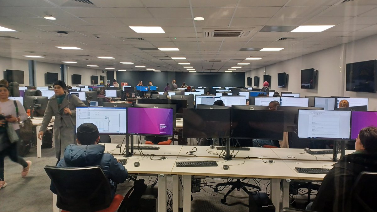 VC_Hull's tweet photo. This week, we opened the brilliant new Data Science, Artificial Intelligence and Modelling (DAIM) building at @UniOfHull. It's a terrific facility for our students. https://t.co/BTHb6urA3f