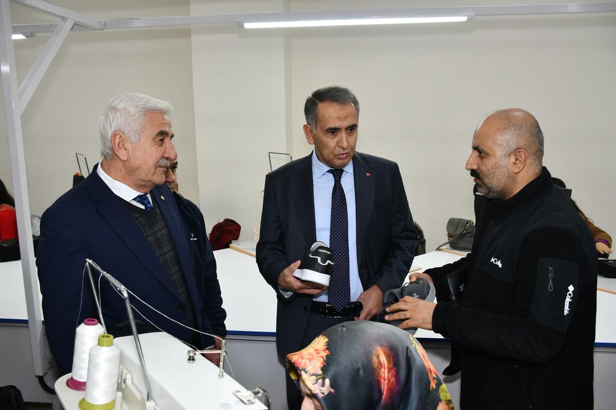 irfantorunoglu's tweet photo. Sn Valimiz @mahmutcuhadar4 İle Birlikte Odamız Koordinasyonunda Faaliyet Gösteren ASGEM Bünyesinde Yeni Kurulan Ayakkabı Üretim Atölyesini İnceleyerek Kıymetli Valimize Çalışmalar Hakkında Bilgi Verdik. https://t.co/Rx2OOEP9eJ