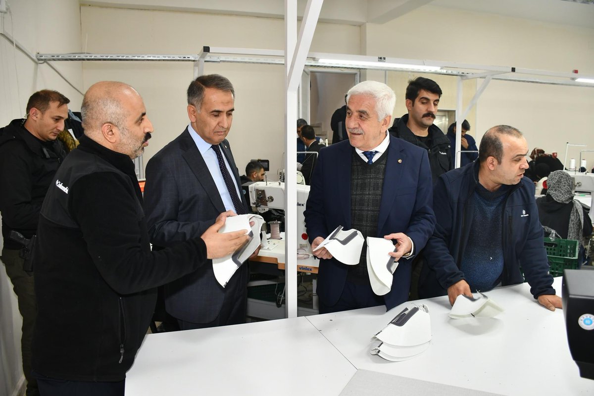 irfantorunoglu's tweet photo. Sn Valimiz @mahmutcuhadar4 İle Birlikte Odamız Koordinasyonunda Faaliyet Gösteren ASGEM Bünyesinde Yeni Kurulan Ayakkabı Üretim Atölyesini İnceleyerek Kıymetli Valimize Çalışmalar Hakkında Bilgi Verdik. https://t.co/Rx2OOEP9eJ