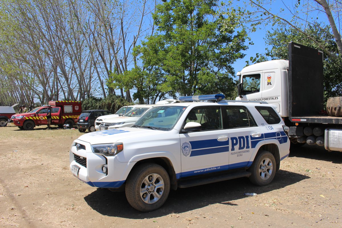 NublePdi's tweet photo. ⭕️#Chillán: Equipo de Investigación Preferente de Ñuble fue instruido por @fiscalianuble para indagar el incendio forestal #Quilmo, que ya ha consumido 550 hectáreas, afectando también inmuebles. Junto a @conaf_nuble monitorean la situación para determinar responsables. https://t.co/6BVlqPaDg2
