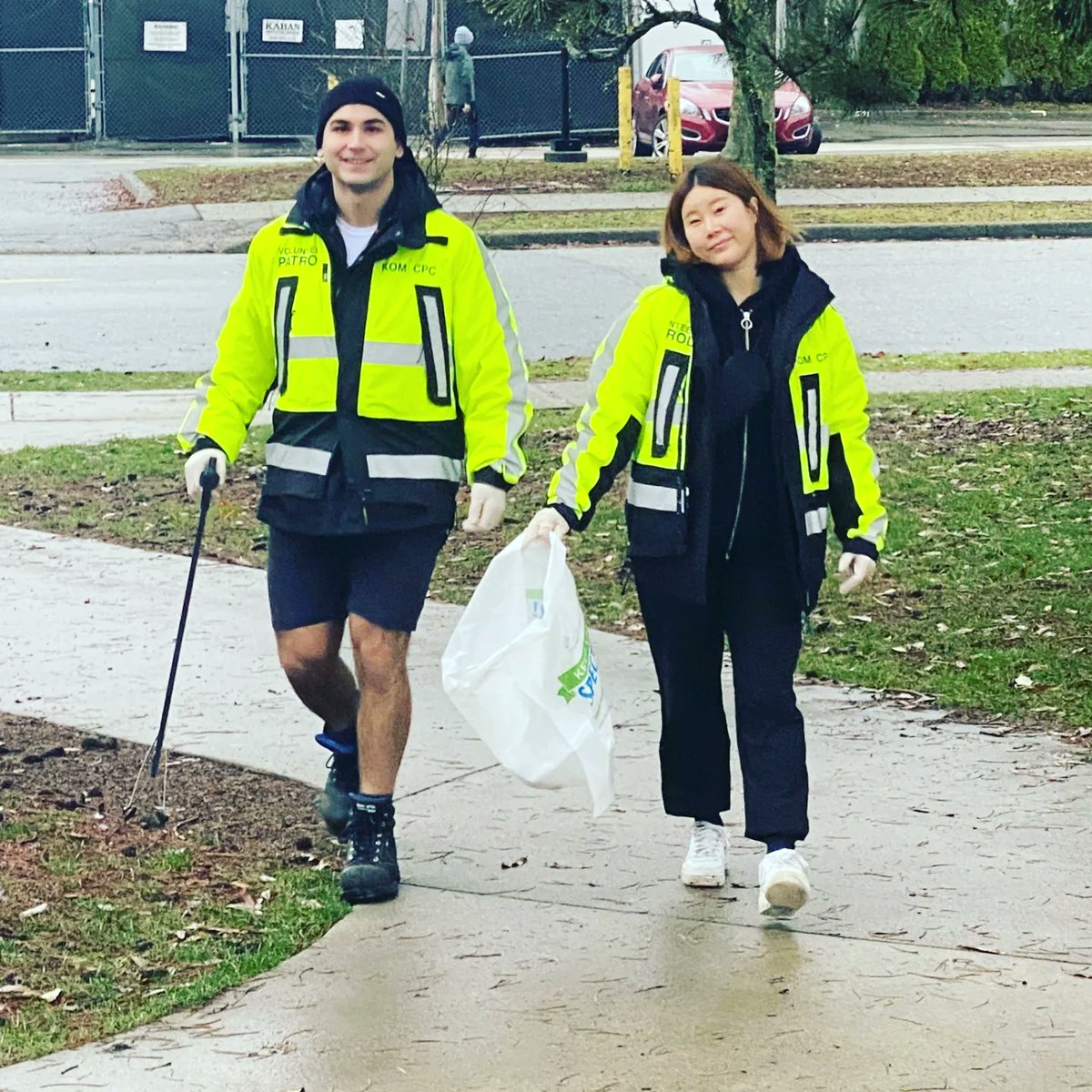 KOMCPC's tweet photo. This year is all about #partnerships, and we were glad to be of assistance to @KDHSVancouver for their #RandomActsOfKindness week! 👮🧑‍🤝‍🧑👭👬

#CommunityCleanUps are just one of the many programs we offer here at the #KOMCPC! 🚮🧼🧹

@CityofVancouver @VPDCommunity @VancouverPD https://t.co/ZWapAPLaxC
