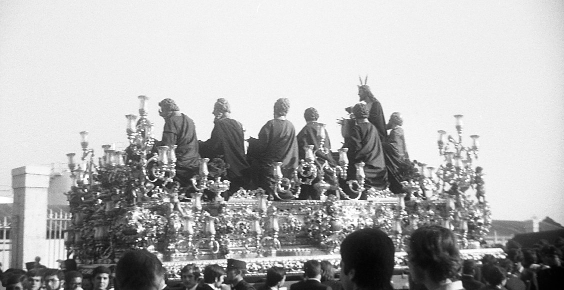 El trono de la Cena por el Muelle de Heredia en los años principios de los setenta. #CofradiasMLG