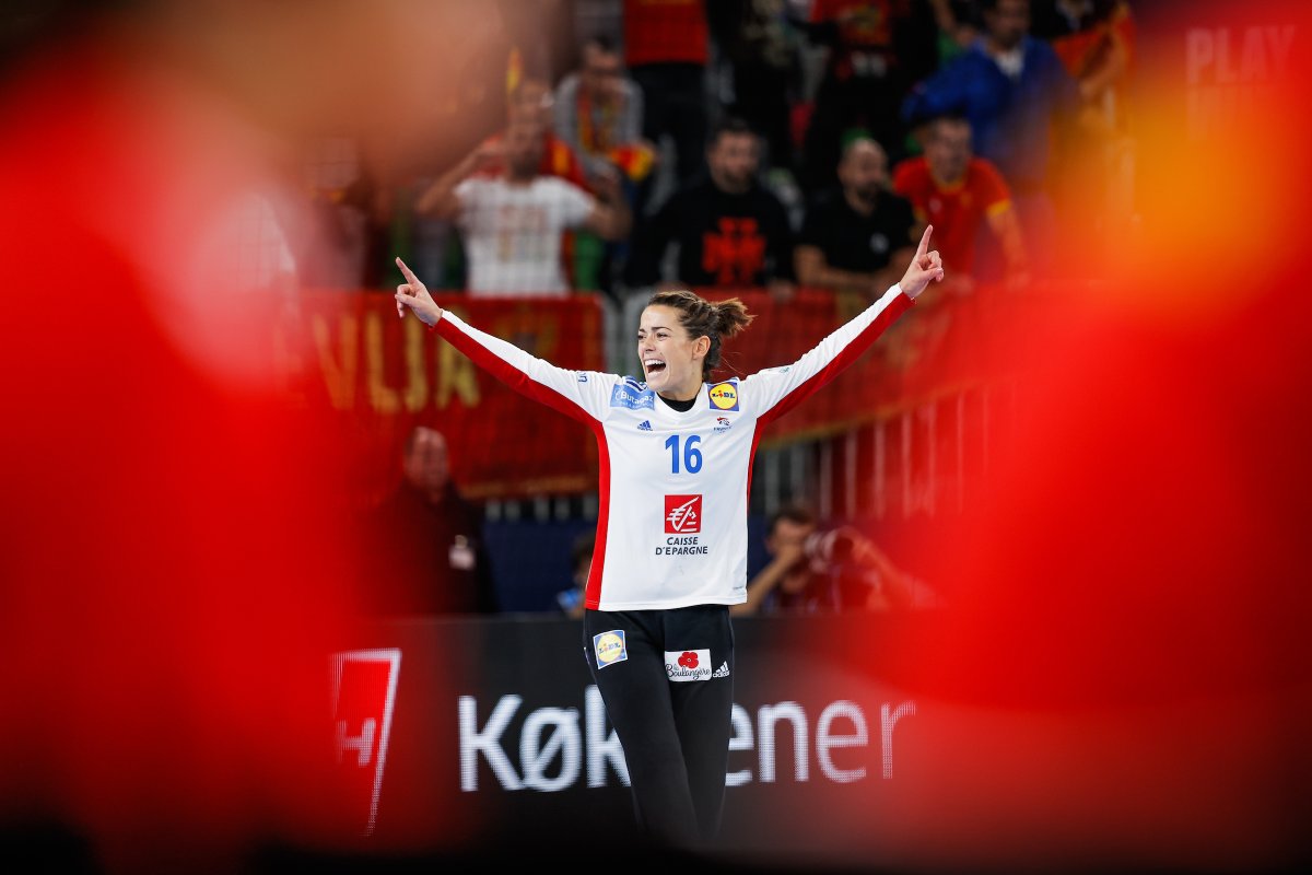 🤾‍♀️ 📸 Together with our photo agency partner, kolektiffimages, we have used the Women’s @EHFEURO 2022 ❤ to showcase the best ‘women in sport’ images.

➡️ Both images have been selected and submitted to the Women in Sports International 📸 Photo Awards
