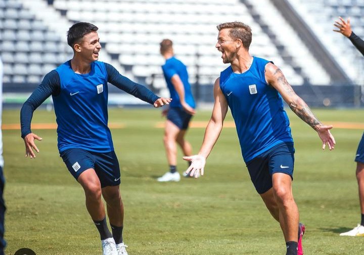 Alianza Lima entrenó hoy en Matute y la decisión de no presentarse el domingo sigue firme. El club íntimo igual busca un amistoso o sino jugar el fin de semana entre ellos mismos. Minuto a minuto. @ovacionweb