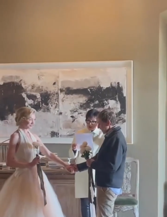 Z100NewYork's tweet image. #PortiadeRossi surprised #EllenDeGeneres with a vow renewal officiated by #KrisJenner 🤯