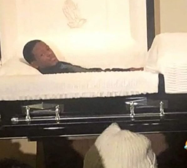 cuando estoy muerto pero esucho a los pibes decir que después de mi funeral se van a quemar uno de flores