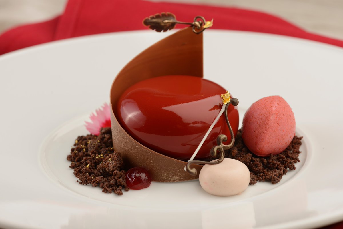 DisneyParks's tweet photo. Once you see the Valentine's Day treats coming to Disney Parks this year, you and your taste buds will be on cloud nine! 💕 Get a first look at all the delicious bites and sips available in our latest #DisneyEats Foodie Guide: https://t.co/W94FbzaawC https://t.co/2ce2gF6jYn
