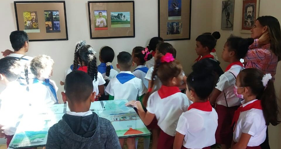 ComunicDMEColon's tweet photo. "Por los caminos del arte", exposición de la Galería de Arte, que visitan los alumnos de la escuela: Enrique Hart Dávalos #ColonEnVictoria en actividad complementaria de la biblioteca escolar, ellos se fascinan con el mundo artístico en #Cuba @SuselyMorfaG @comunicadoramtz https://t.co/o6Q4Xr0ioH
