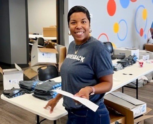 mb_benefits's tweet image. Happy #TBT from our Cincinnati #MBGivesBack team! 💙 In September, MBers volunteered for the 3rd year in a row at the Down Syndrome Association of Greater Cincinnati to help them prepare for their annual #BuddyWalk! Our MBers organized t-shirts for the 13k participants!