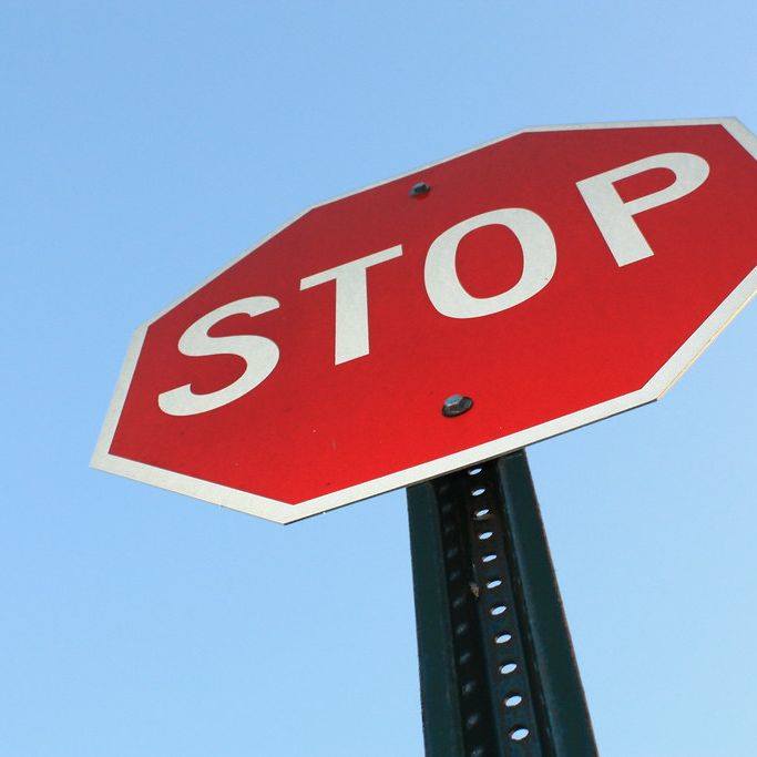 DriveSafeAL's tweet photo. 4-way 🛑 PSA:
🕙 Four-way stops always operate in a clockwise direction.
⚠️ At a four-way stop, if two vehicles reach the intersection simultaneously, the vehicle on the left must yield the right-of-way to the vehicle on the right. https://t.co/qw9hbYigth