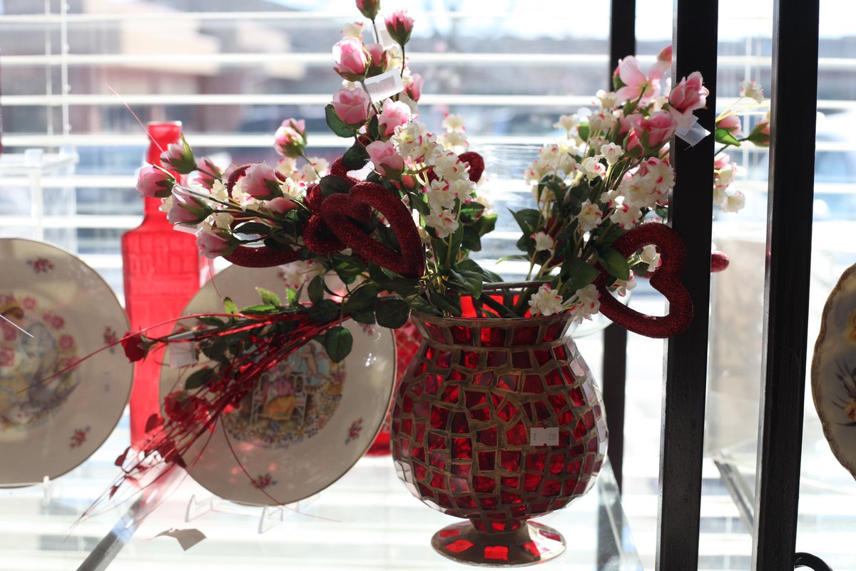 HandMeUpsNe's tweet image. Head to Hand Me Ups for the best Valentine’s Day decor! ❤️ 

You may just find a special gift for that special someone… or yourself 😉 

#thrift #thriftomaha #omaha #nebraska
