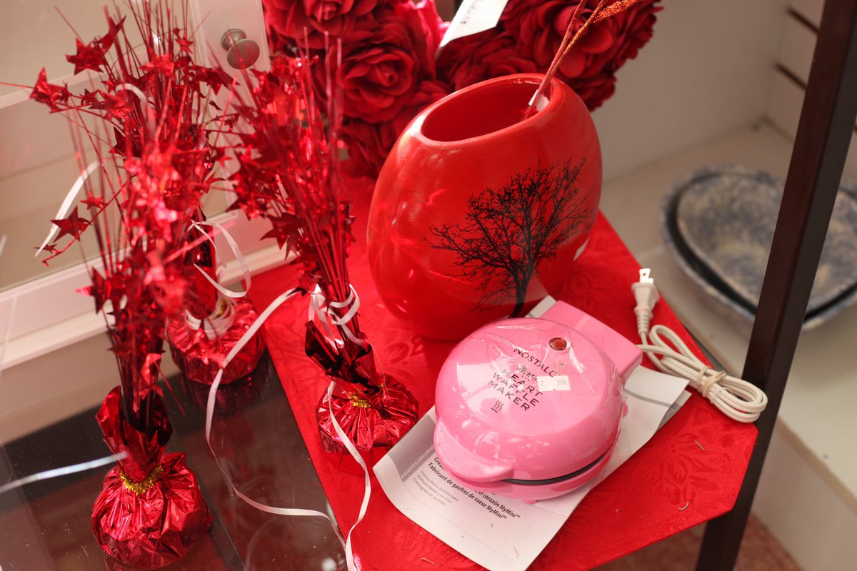 HandMeUpsNe's tweet image. Head to Hand Me Ups for the best Valentine’s Day decor! ❤️ 

You may just find a special gift for that special someone… or yourself 😉 

#thrift #thriftomaha #omaha #nebraska