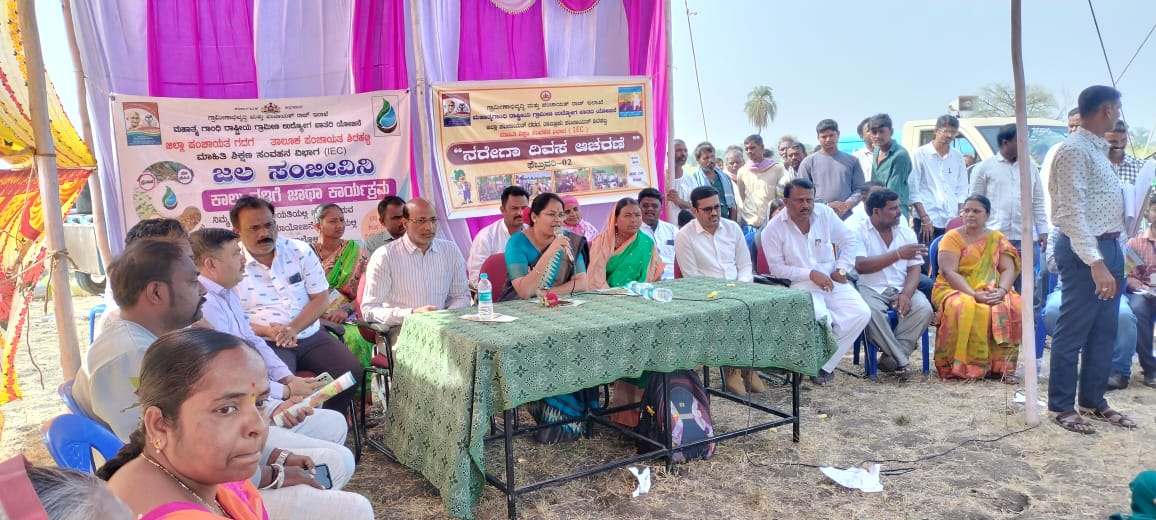 ZP_Gadag's tweet photo. ಮಾನ್ಯ ಮುಖ್ಯ ಕಾರ್ಯನಿರ್ವಾಹಕ ಅಧಿಕಾರಿಗಳ ಸಮ್ಮುಖದಲ್ಲಿ ಶಿರಹಟ್ಟಿ ತಾಲ್ಲೂಕಿನ ಮಾಗಡಿ ಗ್ರಾಮದಲ್ಲಿ ಪ್ರಗತಿಯಲ್ಲಿರುವ ಕಾಮಗಾರಿ ಸ್ಥಳದಲ್ಲಿ ನರೇಗಾ ದಿನವನ್ನು ಆಚರಣೆ ಮಾಡಲಾಯಿತು,ಸದರಿ ಕಾರ್ಯಕ್ರಮದಲ್ಲಿ 100 ದಿನ ಪೂರೈಸಿದ ನರೇಗಾ ಕೂಲಿಕಾರರಿಗೆ ಸನ್ಮಾನಮಾಡಿದ ನಂತರ ಕೂಲಿಕಾರರಿಗೆ ಉಚಿತ ಆರೋಗ್ಯ ತಪಾಸಣೆ ನಡೆಸಲಾಯಿತು.
#Nregaday https://t.co/u1sqIdeujH