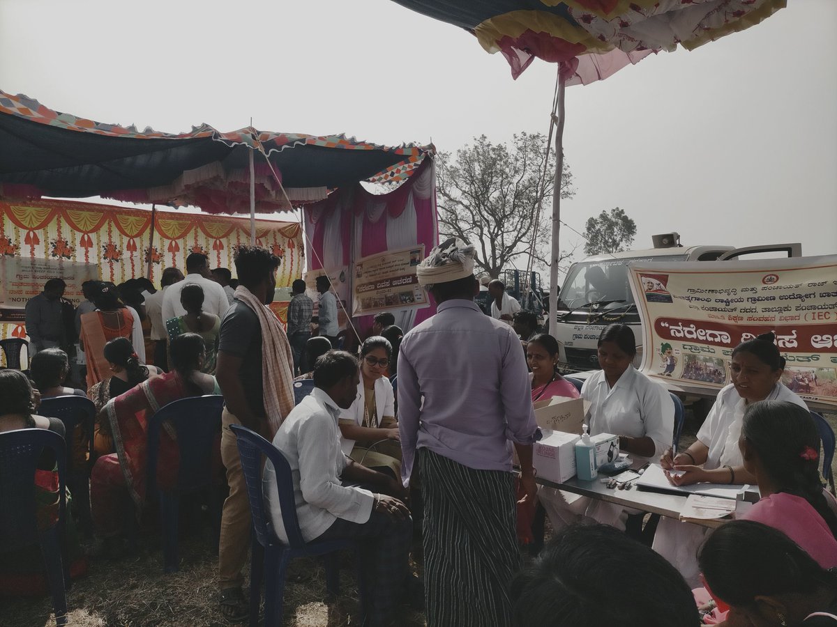 ZP_Gadag's tweet photo. ಮಾನ್ಯ ಮುಖ್ಯ ಕಾರ್ಯನಿರ್ವಾಹಕ ಅಧಿಕಾರಿಗಳ ಸಮ್ಮುಖದಲ್ಲಿ ಶಿರಹಟ್ಟಿ ತಾಲ್ಲೂಕಿನ ಮಾಗಡಿ ಗ್ರಾಮದಲ್ಲಿ ಪ್ರಗತಿಯಲ್ಲಿರುವ ಕಾಮಗಾರಿ ಸ್ಥಳದಲ್ಲಿ ನರೇಗಾ ದಿನವನ್ನು ಆಚರಣೆ ಮಾಡಲಾಯಿತು,ಸದರಿ ಕಾರ್ಯಕ್ರಮದಲ್ಲಿ 100 ದಿನ ಪೂರೈಸಿದ ನರೇಗಾ ಕೂಲಿಕಾರರಿಗೆ ಸನ್ಮಾನಮಾಡಿದ ನಂತರ ಕೂಲಿಕಾರರಿಗೆ ಉಚಿತ ಆರೋಗ್ಯ ತಪಾಸಣೆ ನಡೆಸಲಾಯಿತು.
#Nregaday https://t.co/u1sqIdeujH