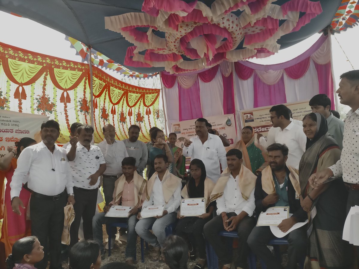 ZP_Gadag's tweet photo. ಮಾನ್ಯ ಮುಖ್ಯ ಕಾರ್ಯನಿರ್ವಾಹಕ ಅಧಿಕಾರಿಗಳ ಸಮ್ಮುಖದಲ್ಲಿ ಶಿರಹಟ್ಟಿ ತಾಲ್ಲೂಕಿನ ಮಾಗಡಿ ಗ್ರಾಮದಲ್ಲಿ ಪ್ರಗತಿಯಲ್ಲಿರುವ ಕಾಮಗಾರಿ ಸ್ಥಳದಲ್ಲಿ ನರೇಗಾ ದಿನವನ್ನು ಆಚರಣೆ ಮಾಡಲಾಯಿತು,ಸದರಿ ಕಾರ್ಯಕ್ರಮದಲ್ಲಿ 100 ದಿನ ಪೂರೈಸಿದ ನರೇಗಾ ಕೂಲಿಕಾರರಿಗೆ ಸನ್ಮಾನಮಾಡಿದ ನಂತರ ಕೂಲಿಕಾರರಿಗೆ ಉಚಿತ ಆರೋಗ್ಯ ತಪಾಸಣೆ ನಡೆಸಲಾಯಿತು.
#Nregaday https://t.co/u1sqIdeujH