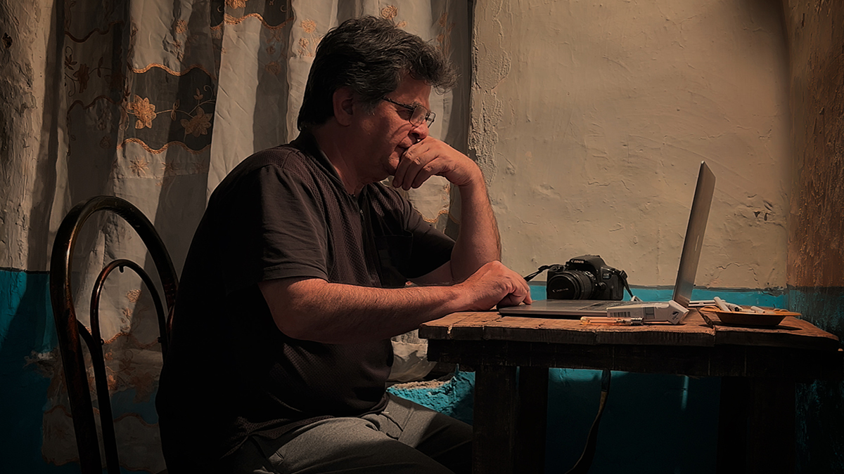 ArpSelection's tweet photo. Cette nuit, Jafar Panahi a annoncé sa décision « irrévocable » de « cesser de boire, de manger, et de se soigner ». Il déclare : « Peut-être que mon corps sans vie sortira de cette prison ».

Nous demandons sa libération immédiate et inconditionnelle.

https://t.co/IDm6SKOFwp https://t.co/tFCnlZ90QM