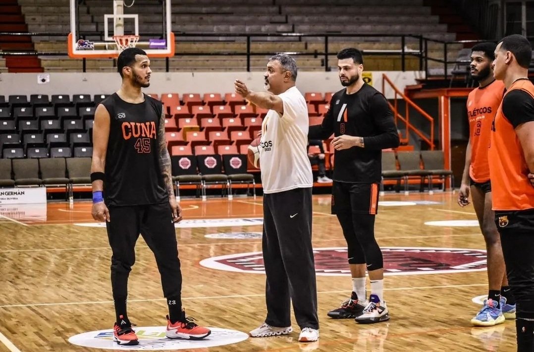 MinistroBasket's tweet photo. #PrimeraPractica Eddie le deja claro a Money que si viene a estar pendiente al celular y a la jodeera en instagram con groupies este año, se puede ir para la casa por donde mismo entró a la cancha https://t.co/xzycwvzhvL