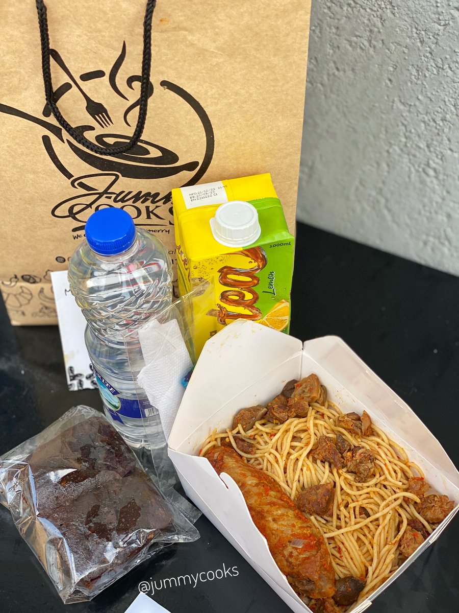 jummycooks's tweet photo. Valentine gift box and bags for you and yours 
1st frame 16k(asun fried rice, jollof rice, asun pasta, turkey, banana bread, juice/wine)

2nd frame 10k

3rd frame 7,500 Naira only.

 All prices excluding delivery charges
Order ends on the 12th of February 2023 9pm.

Please rt🙏🏾 https://t.co/gBiERQrW4g
