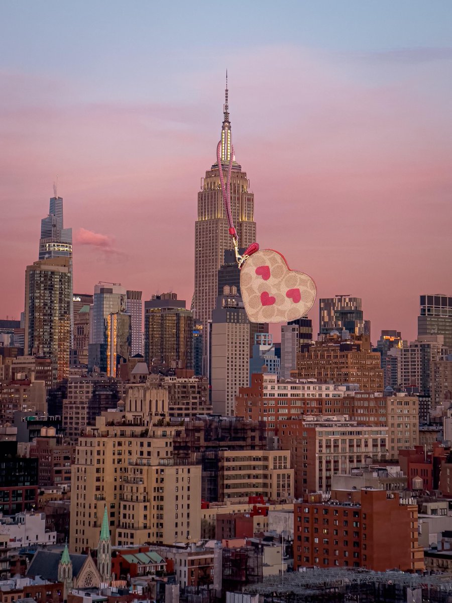 EmpireStateBldg's tweet image. Love is in the air &amp;amp; on your wrist with this GIVEAWAY: Win a @Coach Valentine’s Day wristlet by following me (@empirestatebldg) &amp;amp; @Coach, then RT’ing this tweet by 11:59PM ET tonight. 
 
Must be 18+, US-resident: esbo.nyc/750
