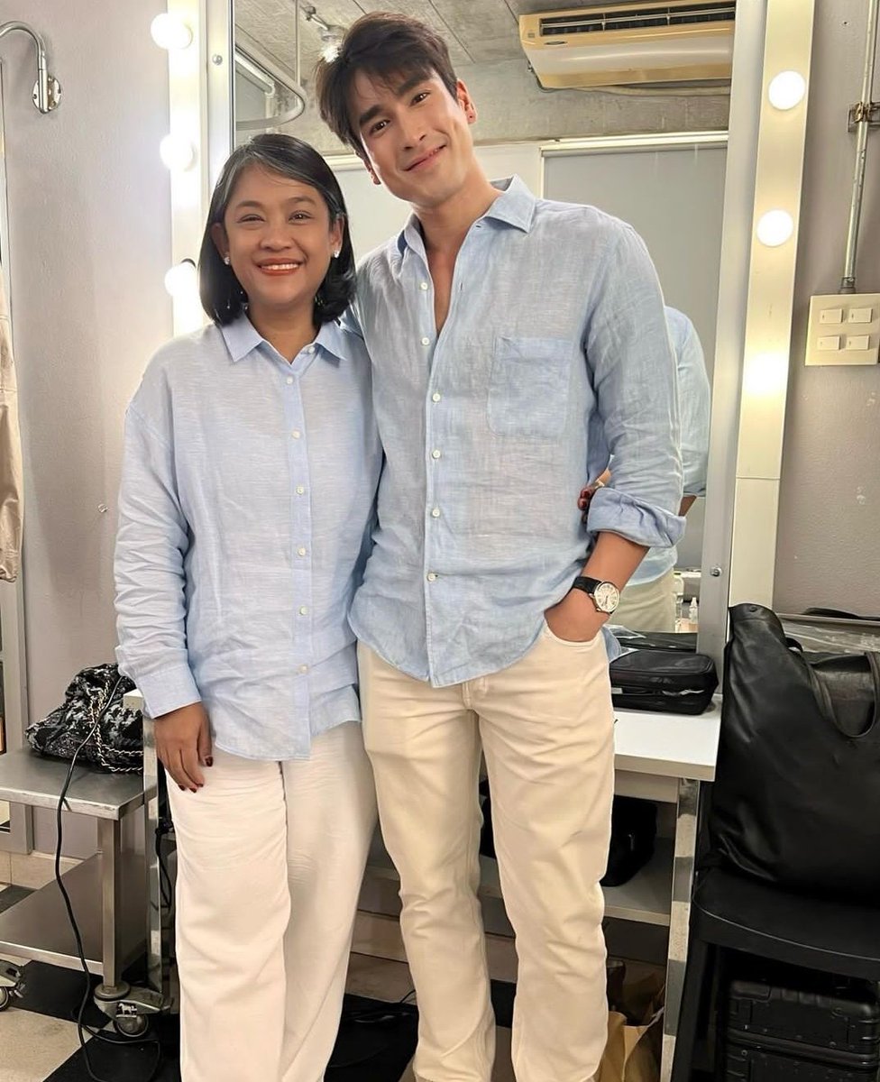 simplequ's tweet photo. Mae Pla ni betul2 sayang kat Nadech tau. Jarang nmpak mak artis Thai yg rapat dgn boyfie anak dia. Tapi ni Nadech kot😳 The most gentleman guy ever! Mak mana yg tak jatuh sayang kalau tgk ada lelaki yg betul2 treat anak perempuan dia mcm princess 
#ณเดชน์ญาญ่า #NadechYaya https://t.co/TzCTmPcgio