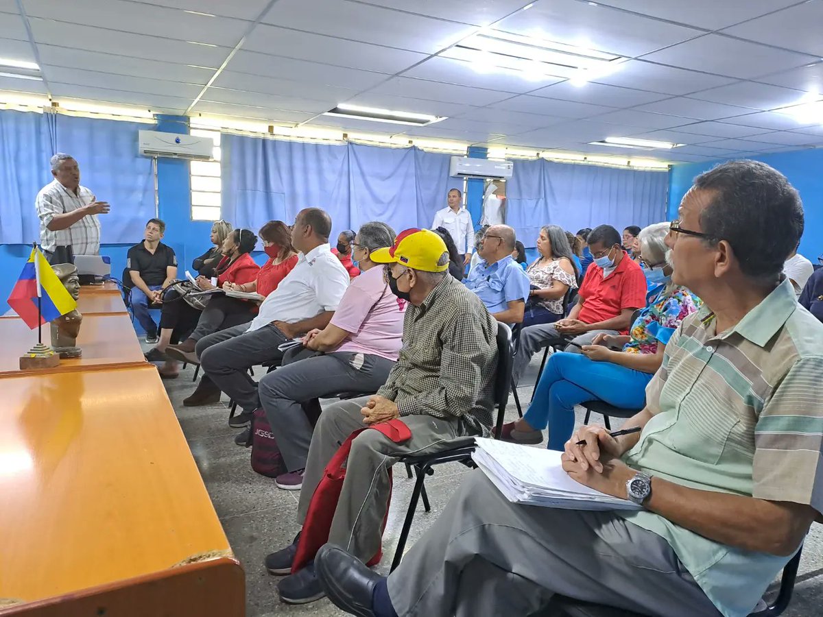 CDCEAragua's tweet photo. #2febrero 
Autoridad Única De Educación @leoalvacabrera sostuvo un encuentro con el frente de educadores y movimientos sociales para la socialización de la Gestión Territorial para el centro de desarrollo por la calidad educativa.
#SomosBeisbolSomosPasion 
@_LaAvanzadora https://t.co/VxFOrysErZ