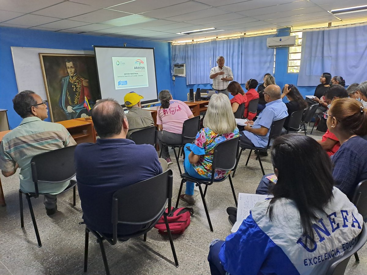 CDCEAragua's tweet photo. #2febrero 
Autoridad Única De Educación @leoalvacabrera sostuvo un encuentro con el frente de educadores y movimientos sociales para la socialización de la Gestión Territorial para el centro de desarrollo por la calidad educativa.
#SomosBeisbolSomosPasion 
@_LaAvanzadora https://t.co/VxFOrysErZ