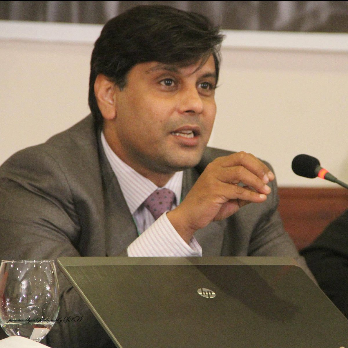 انسانی جسم میں دو سو چھ ہڈیاں ہیں، دو کروڑ چھ لاکھ ہڈیاں ٹوٹنے کے سوز کو جمع کر لیا جائے تو وہ اس درد اور تکلیف کی برابری نہیں کر سکتا جو ارشد شریف کے بچھڑنے سے ہوئی۔۔۔
#ArshadSharifShaheed