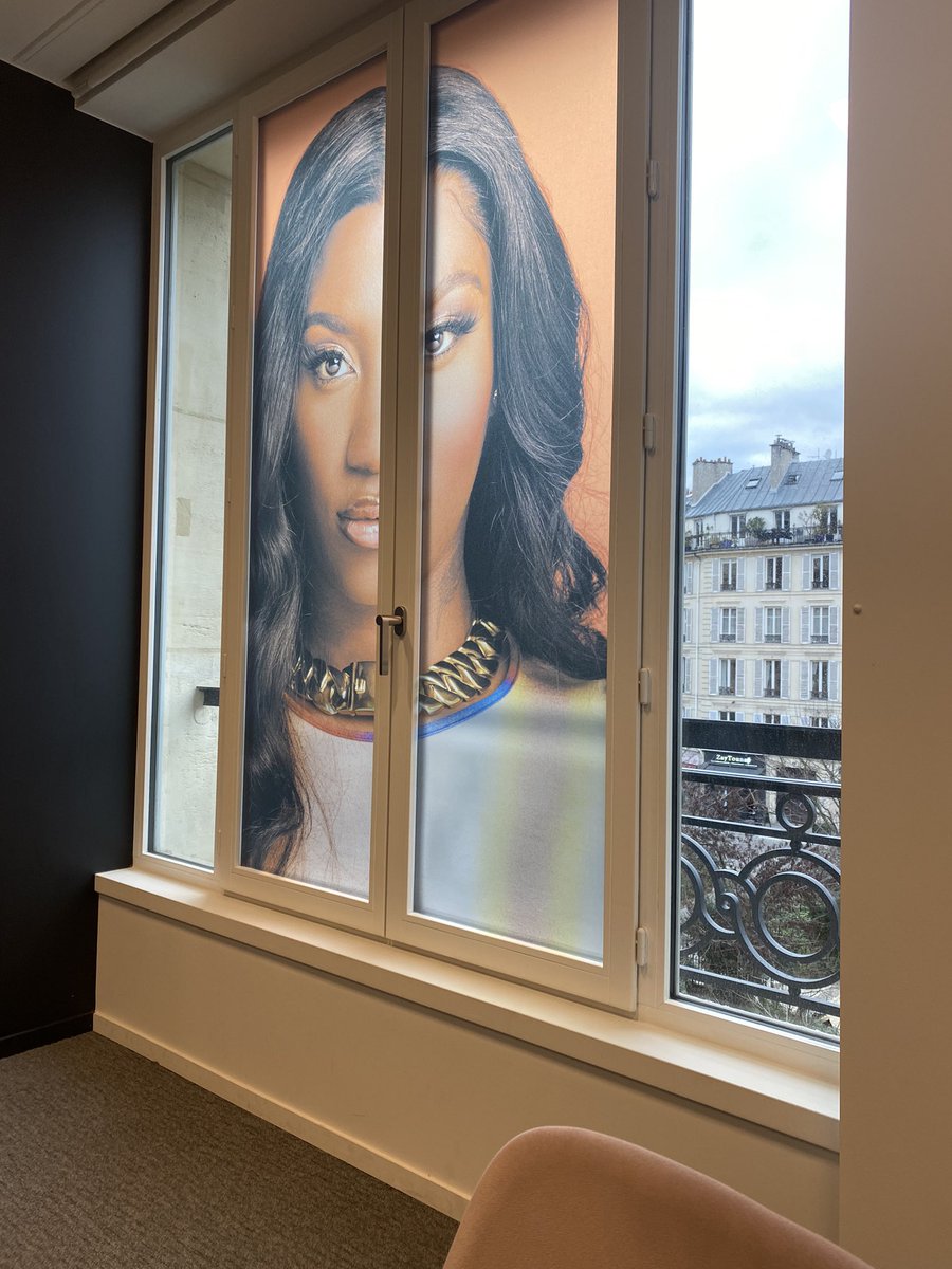 Aya Nakamura nous regarde bizarre en réunion 😅💟