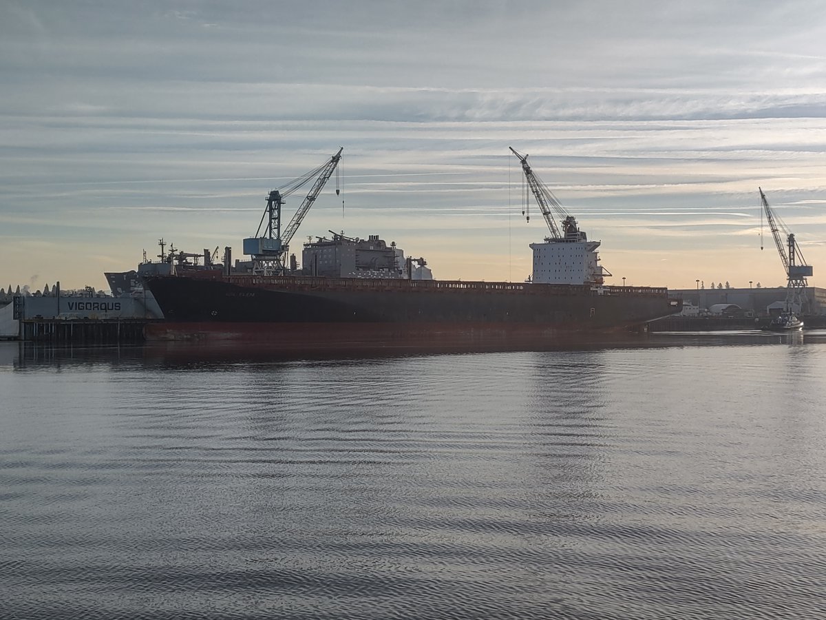 dieselduckster's tweet photo. I think @USCG must have kibosh-ed the #GSLEleni's plans to go to Asia for a cheap band aid fix.
The #Greek owned, #FOC #container #ship #Eleni that broke its rudder off #Tofino, and let go by @Transport_gc is now in #Portland, presumably awaiting to get into the #drydock. https://t.co/Pa5KdF6JCh