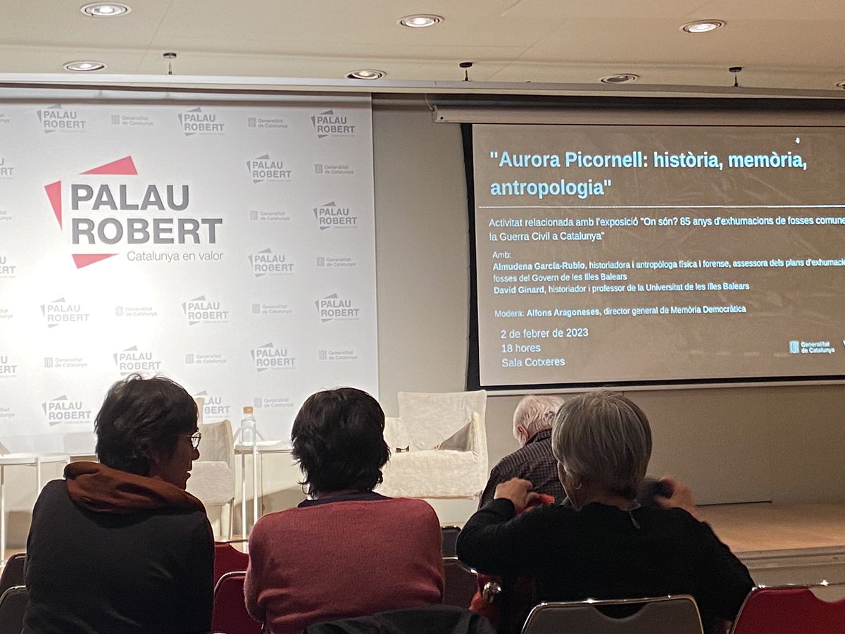 slipnegre's tweet photo. A punt d’iniciar a @palaurobert #salacotxeres “Aurora Picornell:historia,memoria i antropologia” organitzat dins l’exposició #onson quan fa un parell de dies han estat retornades les seves restes amb les de les Rojas del molinar a les famílies, #invisibles retornats https://t.co/uBRzRrizhw