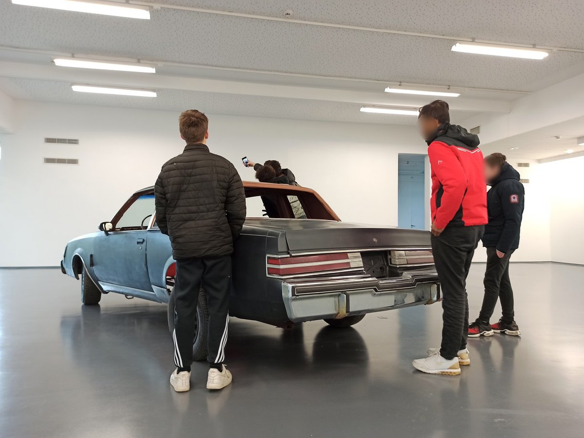 Frac_PC's tweet photo. [#NouveauFestival]

Ce matin, dans le cadre du #NF2023, des élèves du lycée Louise Michel de Ruffec ont pu découvrir le Frac #Linazay et rencontrer l'une des voitures de la collection : la Buick de Michel de Broin : petit selfie pour l'occasion ! 

cc @NvelleAquitaine @acpoitiers https://t.co/5HEB2Eytlk
