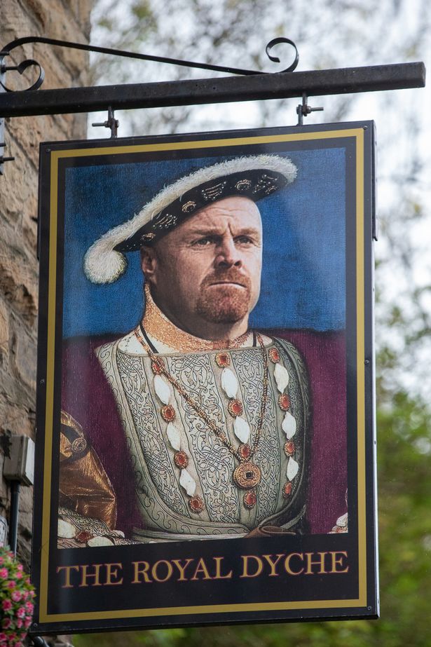 Re your question on #FootballWeekly yesterday @larssivertsen I've found a photo of Sean Dyche in a hat🧐 @maxrushden