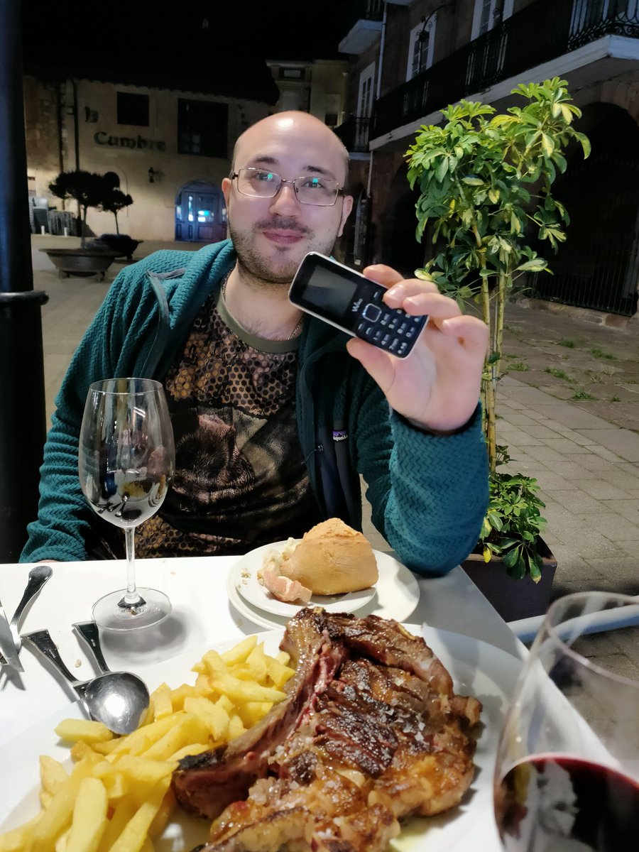 gerardogomz's tweet photo. @javierfdez_84 JAJAJA tremenda sorpresa se va a llevar el director del casino cuando le requise el móvil para la TV Table #TopReg https://t.co/knhRCZ4Nrs