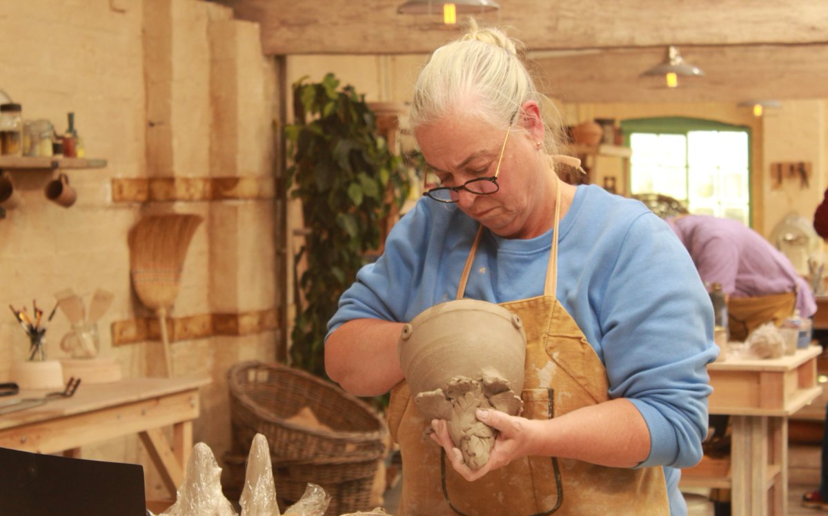 4Viewers's tweet image. The remaining potters head for the roof to create gargoyles and chimney pots for an expert guest judge. Which potter will be cast out and who will win potter of the week? Find out tonight at 7.45pm on @Channel4 #TheGreatPotteryThrowDown