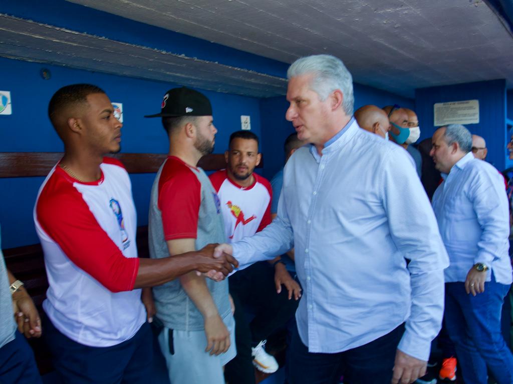 CruzYomil's tweet photo. #RT @DiazCanelB: Hoy estuve con los muchachos de nuestro equipo al V Clásico de Baseball ⚾️🇨🇺, que nos devuelven las esperanzas de regresar a los planos estelares de la pelota mundial. Darán mucho de qué hablar y para bien. #Cuba está con ustedes. #ElCub… https://t.co/UGHGNRIhaT