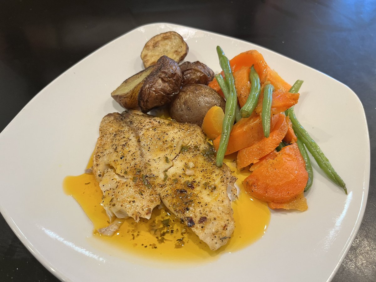 ClarkDining's tweet image. It’s always good to have fresh and simple servings, just makes you feel the taste of home🍲
Enjoy the orange chili mojo tilapia with side of carrots, green beans &amp;amp; roasted potatoes for lunch at Higgins!