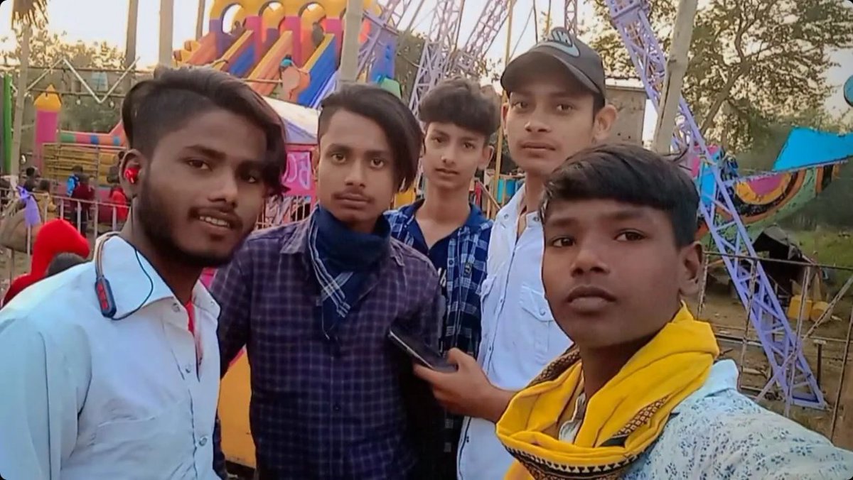 Dosto Ke Sath Mela Enjoy😊