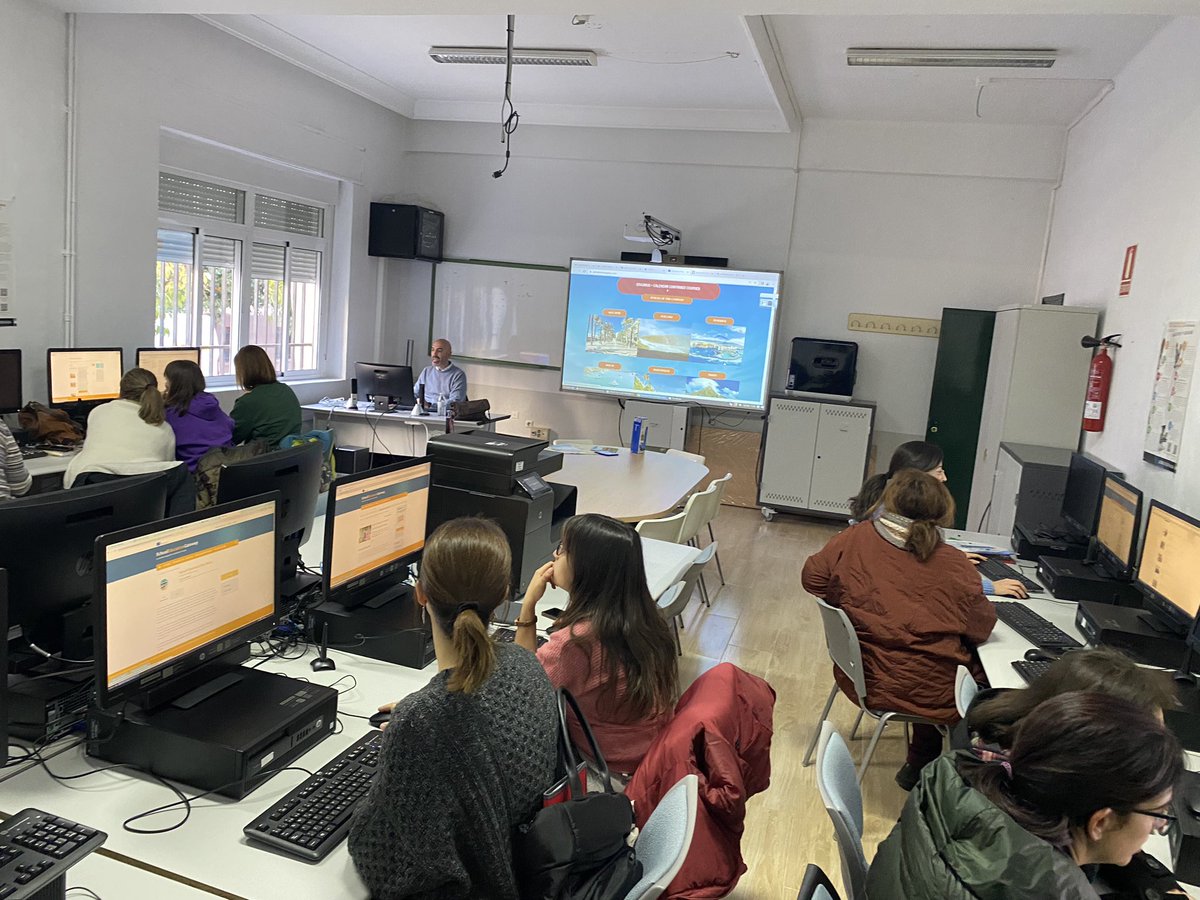 CPRBADAJOZ's tweet photo. Esta tarde con @antoniocumpli seguimos con la formación para crear y facilitar oportunidades de movilidad con el programa #ErasmusPlus @sepiegob @InnovacionForm @UpeBadajoz #CprErasmusPlus https://t.co/zaYKYJeNpM